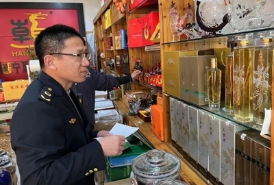 濱城區市場監管局元旦春節前突擊檢查，嚴查酒類商品過度包裝亂象